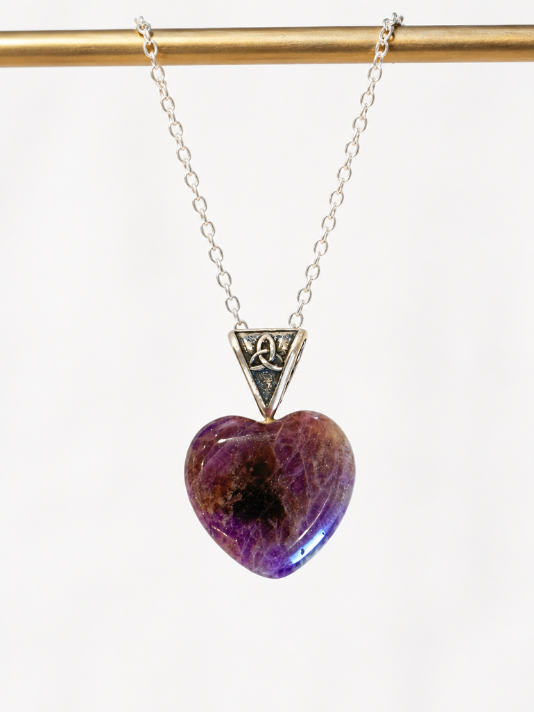Dije Corazón de Amatista Natural Pulida Símbolo Celta Plata 950