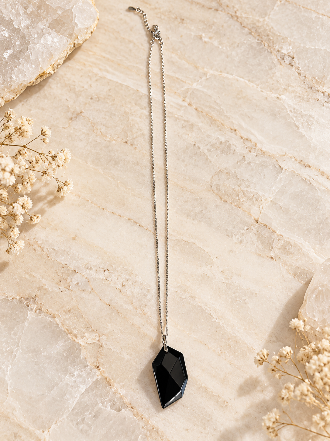 Colgante de obsidiana facetada con cadena de plata de ley – vista 2 – prismatica house