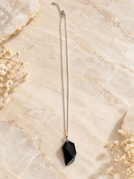 Cargar imagen en el visor de galería, Colgante de obsidiana facetada con cadena de plata de ley – vista 2 – Prismatica House
