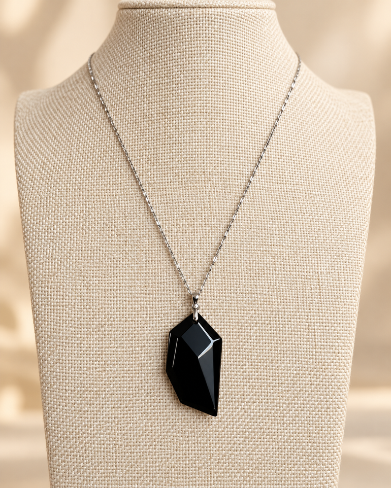 Colgante de obsidiana facetada con cadena de plata de ley – vista 1 – Prismatica House