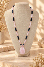 Cargar imagen en el visor de galería, Collar artesanal de cuarzo rosa con aventurina azul – Prismatica House
