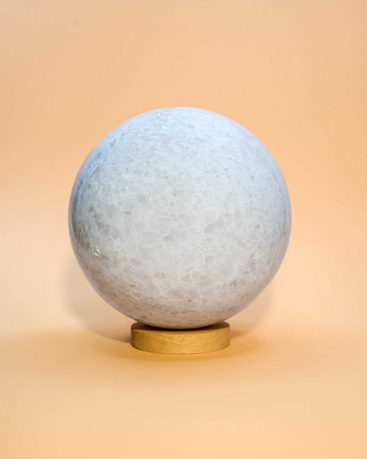 Esfera de cuarzo blanco natural pulida de 4,39 kg