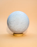Cargar imagen en el visor de galería, Esfera de cuarzo blanco natural pulida de 4,39 kg
