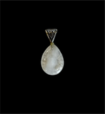 Cargar imagen en el visor de galería, Dije Gota de Cuarzo Blanco Símbolo Celta Plata 950 de Prismática.
